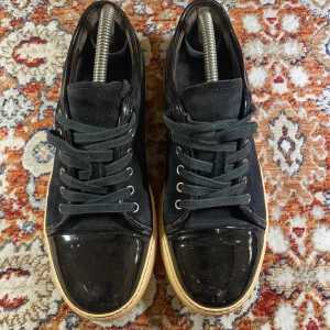 Lanvins - Hej! Säljer nu mina skor från märket lanvin , storlek 41,  bra skick missfärgade på sulan, tveka inte på att höra av dig om du har frågor eller funderingar kring skorna!