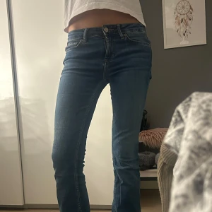 Blå bootcut jeans zara  - Snygga blåa populära bootcut jeans med låg midja ifrån Zara som inte säljs längre!! Väldigt bra skick!! Pris kan diskuteras💖💖