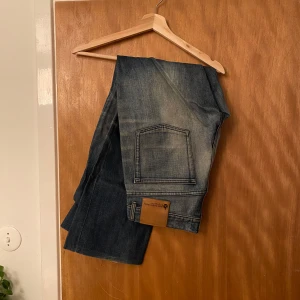 Acne Studios vintage jeans - Säljer ett par snygga blå jeans från Acne action (acne studios gamla märke). De har en klassisk femficksdesign och en lätt tvättad look. Perfekta för en avslappnad stil. Några små fläckar se bild 5. Passar mig bra som är 185