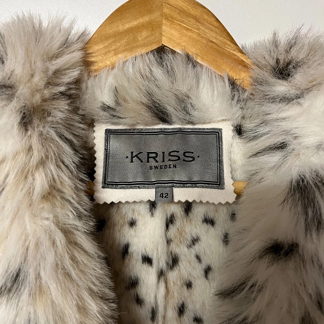Vit kappa med fuskpäls från KRISS Sweden - 91