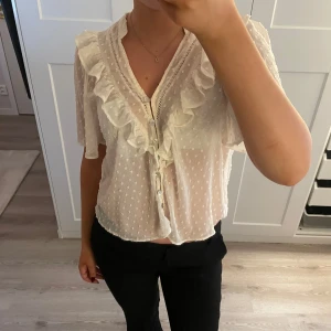 Supersöt blus  - Så fin blus med volanger och detaljer från zara💕