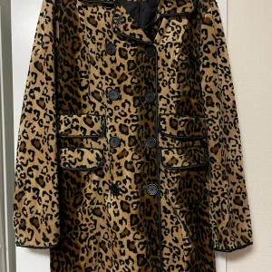 Leopardmönstrad kappa från Kriss Sweden - Snygg leopardmönstrad kappa från Kriss Sweden i storlek M. Kappan har långa ärmar och knappar framtill. Super cool kappa. Knappt använd. 