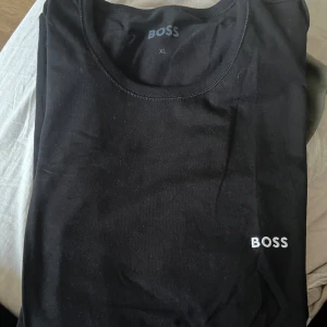 3 st Hugo Boss T-Shirt - Säljer killens Hugo Boss tröjor då han beställde fel storlek och inte hann skicka tillbaka! En svart, en mörkgrön och en mörkblå. Endast den svarta är testad på!!  !! Perfekt julklapp!!