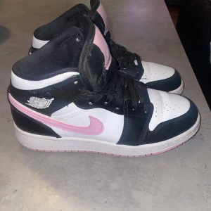 Jordan 1 Mid - Jag säljer nu dessa fina Jordan 1 Mid i ”Artic pink”. Har haft de i ca 1 år men de har endast använts 2 gånger. Det är endast creasningar på framsidan som syns på bilden men inga andra skador eller defekter. 💕
