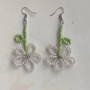 Pärlörhängen - Charmiga handgjorda örhängen formade som blommor✨perfekt för att ge en färgglad touch till din stil.