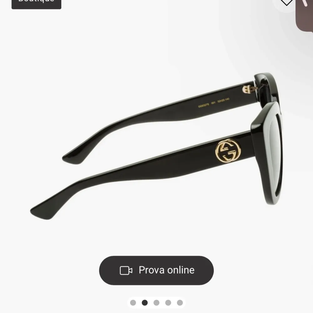 Stilrena svarta solglasögon från Gucci med en fyrkantig form och gråtonade linser. Bågarna har en elegant logodetalj i guld på sidorna, vilket ger en lyxig touch. Perfekta för att höja din stil till nästa nivå.. Asusteet.