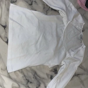 Vit långärmad topp från Josefine HJ - Säljer en vit långärmad topp från Josefine HJ. 