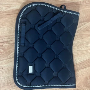 Equestrian stochkolm schabrak - Säljer mitt es schabrak i färgen midnight blue, köpt på Göteborg horseshow detta året, i fint skick. Tvättas såklart innan jag skickar det, storlek full och i hopp. 