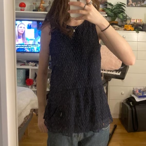 Mörkblå ärmlös blus - Super söt mörkblå blus! Säljer då den inte kommer till användning längre. Tryck gärna på köp nu!!💕💕