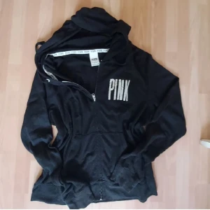 Svart hoodie från PINK - Storlek L från Victoria's Secret PINK💗 tyvärr ganska tunn & nopprig men riktigt snygg, skriv om ni vill ha bild på eller om ni har några frågor💕