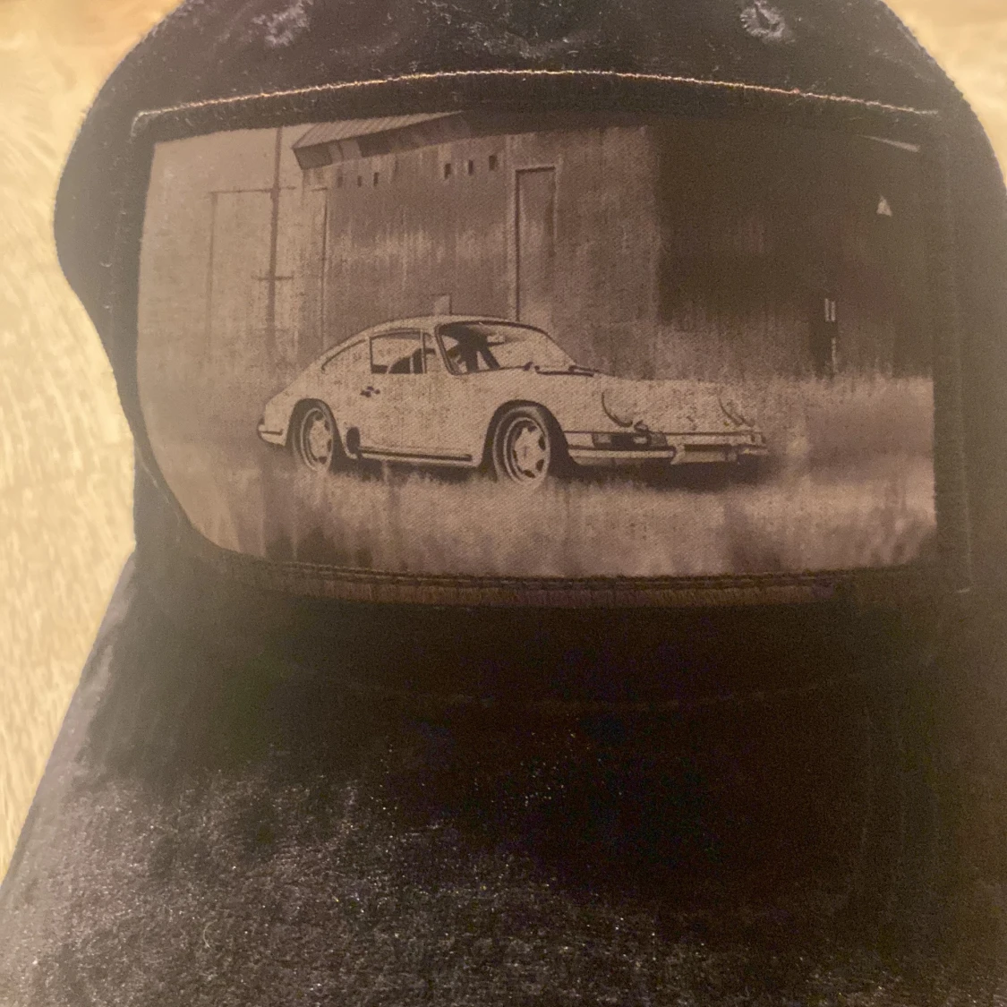 Svart keps med bilmotiv från Hatstore - 93