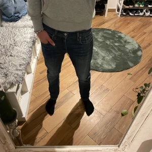 Levis jeans - Levis jeans i modellen 512 storlek 30/30 passar dig mellan 170-180