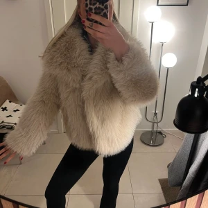 Beige pälsjacka - Säljer en fluffig och trendig beige pälsjacka som är perfekt nu i vinter. I storlek XS men något större i storlek! Pris är diskuterbart💕