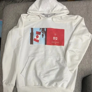Dsquared2 hoodie - Säljer en snygg vit hoodie från Dsquared2                       Storlek M 