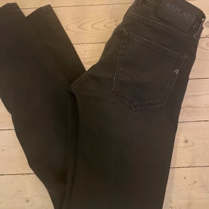 Svarta jeans Replay - Snygga svarta jeans från replay. Använda en gång men insåg att de var för små. Storlek 27/32. Köptes för 1200kr. Skriv om ni har några frågor!
