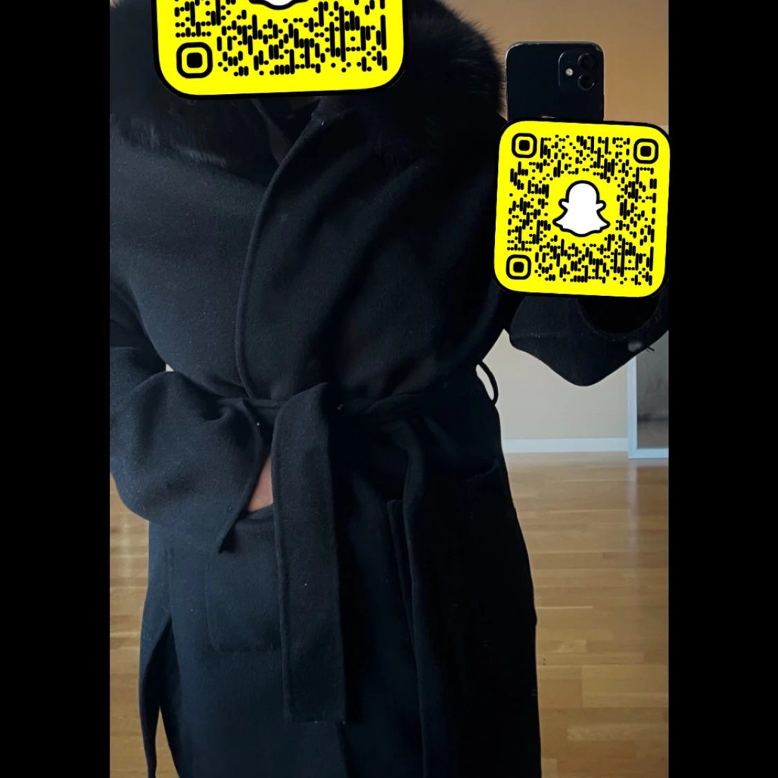 BUDA PÅ: Svart kappa med pälsdetaljer  - 92