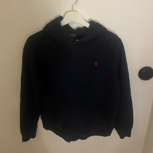 Mörkblå hoodie från Ralph Lauren - Säljer dennna hoodie är i mycket bra skick i storlek 14-16 år köpt på nk kids!