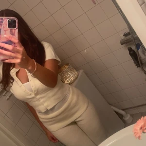 Stickat set - Stickad tshirt och Yogapants använda 1 gång, nytt skick! 