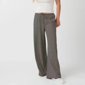 Randiga byxor - Från gina tricot, storlek M. Använda 1-2 gånger, fint skick. Skriv till mig om du vill köpa så kan jag aktivera ”köp nu”🩷