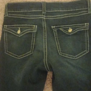 Mörkblå jeans från Gina Tricot - Mörkblå jeans från Gina young med super snygga fickor. Säljer på grund utav att de aldrig kommit till användning. Midjemåttet rakt över är 37cm, men det är ett ganska strechigt material. Hör av er innan ni köper eller har frågor. Pris kan alltid diskuteras!💗