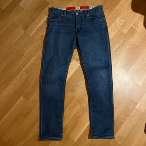 Blå jeans från Tramarossa - Snygga blå jeans från Tramarossa med klassisk femficksdesign och knappgylf. Jeansen har en stilren look med kontrastsömmar och en bekväm passform. Perfekta för en avslappnad stil.