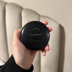 MAC Studio Fix Powder Plus Foundation NC20 - MAC Studio Fix Powder Plus Foundation i nyansen NC20. Kompakt puderfoundation som ger en matt finish och jämn hudton. Perfekt för att kontrollera glans och ge en naturlig look. ( Fick den som present testat endast en gång och den passade inte mig )