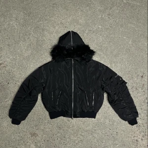 SEAMS - ”Winterbomber” jacka UNISEX - Storlek: S | Säljer denna jacka då den inte var något för mig! Unisex jacka som passar både tjejer och killar! Knappt använd, alltså nyskick! NYPRIS: 2500kr