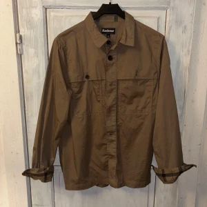 Barbour skjorta  - Säljer en skjorta från Barbour. Använd 2-3 gånger och köpte den för 1199 kr.