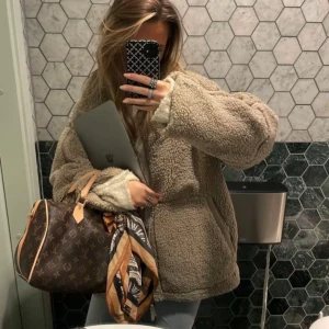 Beige teddyjacka HM - Mysig beige teddyjacka med en oversized passform. Perfekt för kyliga dagar med sin fluffiga och varma design. Jackan har långa ärmar och en enkel stil som passar till det mesta❣️helt slutsåld 