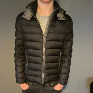 Colmar jacka - Riktigt fet Colmar jacka perfekt till vintern, storlek 44 vilket passar ca S. Två väldigt små hål på ena armen som syns i bild 4.  Modellen på bilden är 179. 