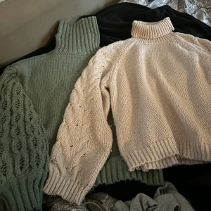Stickade tröjor - Två stickade polotröjor i grönt och beige med ribbade detaljer. 