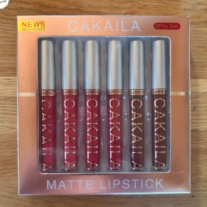 Fint set med matte lipsticks! - Fint set med 6 st matte lipsticks i olika röda nyanser från Cakaila. 6 x 2,5 ml. Nytt och oöppnat. 