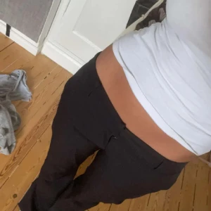 Svarta kostymbyxor - Säljer dessa fina bikbok kostymbyxor igen fast i en mindre storlek alltså 40, då de är för små!💗 Desda bilder är från de förra alltså storlek 42💗 skriv vid frågor och gärna innan ni köper☺️