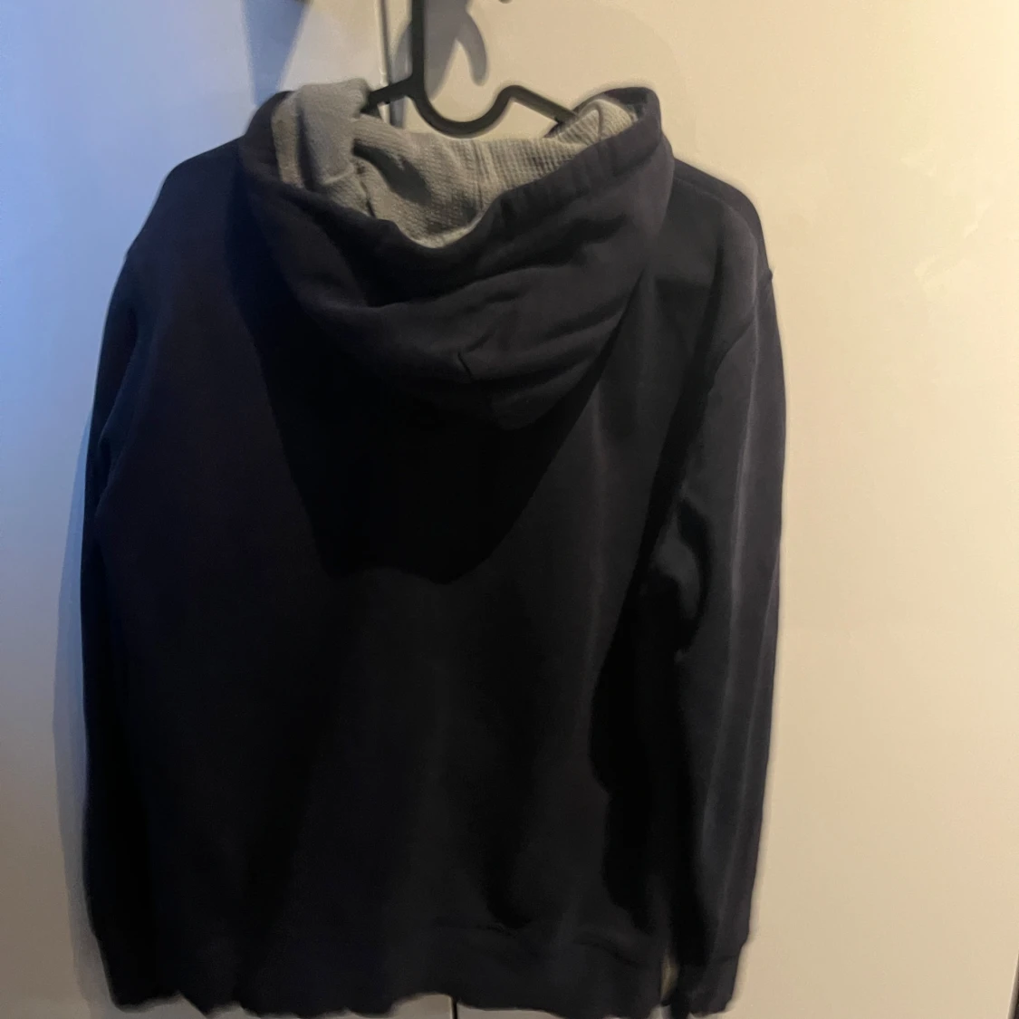 Mörkblå hoodie från GANT - 90
