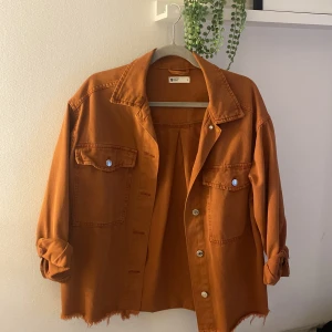 Orange/brun overshirt från Perfect Jeans - Snygg orange/brun overshirt från Perfect Jeans med knappar framtill och två bröstfickor. 