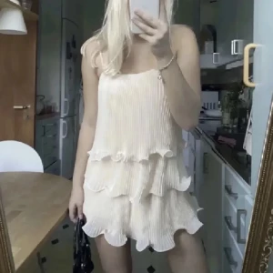 Festklänning - Superfin klänning från Hm. Kort modell i rosa/beige färg med coola detaljer, perfekt till fest💕 Mycket bra skick, bara använd några få gånger, storlek xs😊