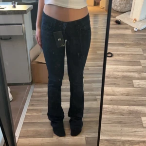 Ltb jeans  - Säljer ett par helt nya LTB valerie jeans i färgen midnatt. Storlek W26 L34. Helt oanvända och ligger oöppnade i en påse! (Dessa är bilder på mina egna jeans men de är samma) köpte de för ca 1000kr men säljer de för 800kr plus frakt! Säljer pga råka köpa två st❤️midja 64cm innersöm 86cm. Skriv om ni har frågor eller behöver fler bilder!