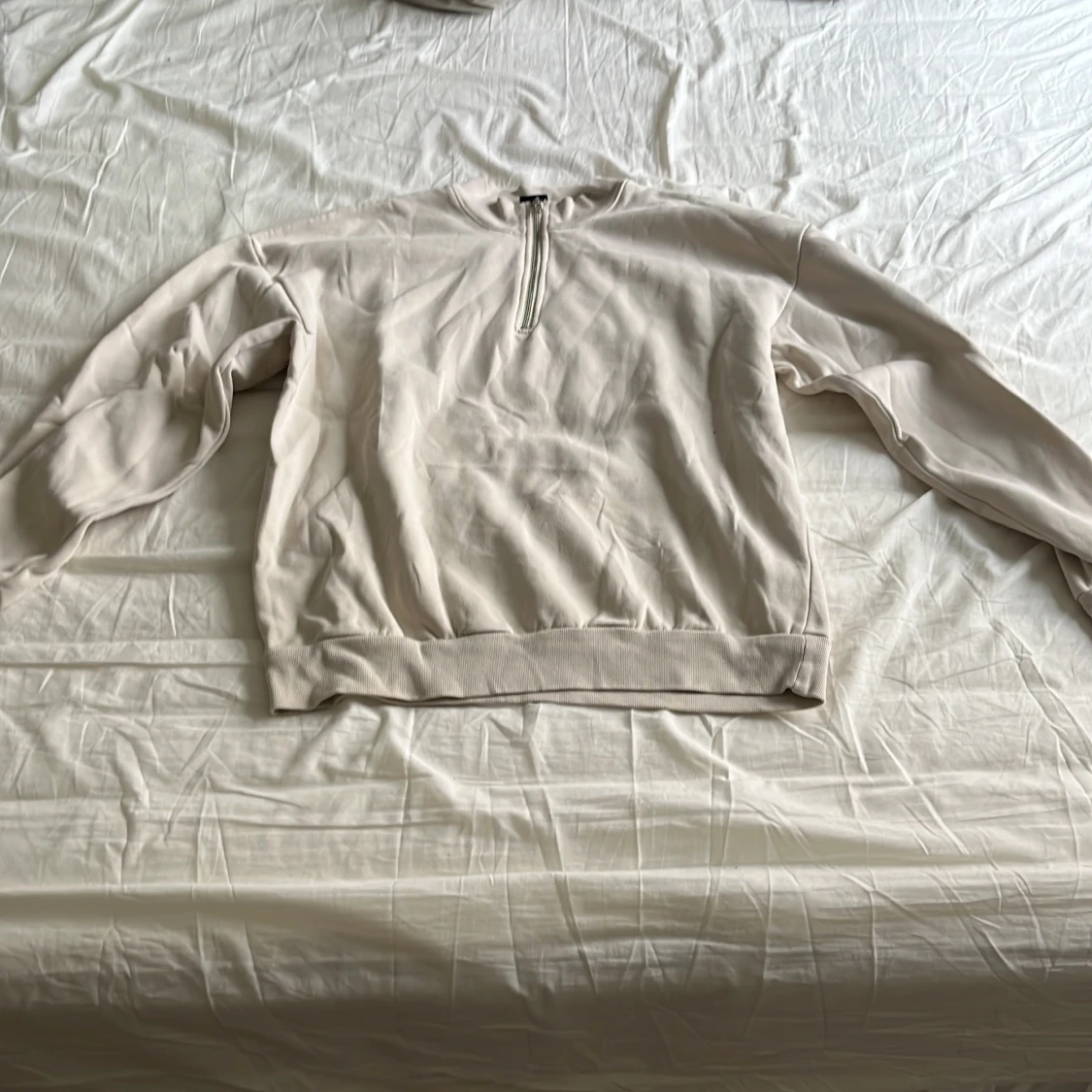 Beige tröja med dragkedja