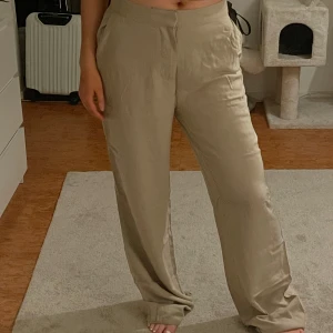 Långa beige loosepants - Säljer ett par bekväma beige byxor, loose fit. De är alldeles för långa för mig och jag är 168 cm för referens. Dessa passar en tjej med långa ben. Från GinaTricot och aldrig använda.