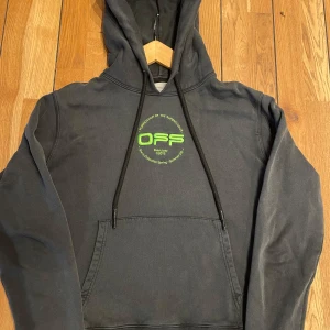 Off-White hoodie - Off-White hoodie i mycket bra skick. Sparsamt använd. Storlek S men ganska stor i storleken, passar mig bra som är cirka 187cm. Köpt på farfetch. Finns på fler sidor.
