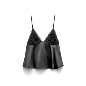 Svart satinlinne med spetsdetaljer - Elegant svart satinlinne med tunna axelband och spetsdetaljer vid bysten. Toppen har en snörning i ryggen. Linnet har aldrig använts och är i storlek S från Zara. 