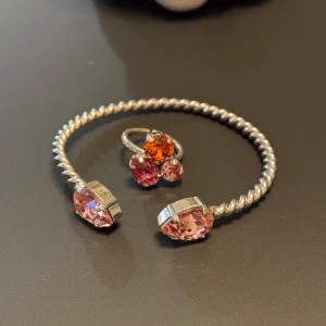 Caroline svedbom armband och matchande ring  - Snyggt set med ett silverfärgat armband och en matchande ring. 400kr för båda!!😊Smyckena är justerbara så de passar verkligen alla!😇säljes på grund av att jag byter till guldsmycken💗 Nypris 1390kr