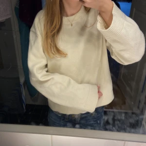 Vit stickad tröja från Gina Tricot - Säljer denna jättefina tröjan ifrån Gina!! Jag älskade den men tyvärr krympte den i tvätten och passar nu bättre någon som är mindre än mig. Nypris: 399 kr. 