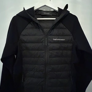 Svart jacka från Peak Performance - Hej, säljer denna snygga svarta cardigan från peak performance. Passar M/S. Skicket är 9/10, väldigt bra omhändertagen. Nypris är cirka 2499, mitt pris 799! Hör av er vid minsta lilla fundering!