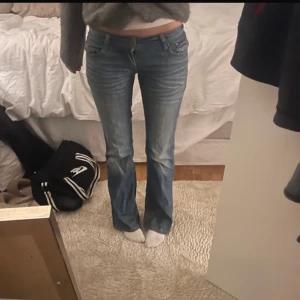 lågmidjade bootcut jeans - Säljer ett par snygga blå bootcut jeans med låg midja. Innerbenslängd - 80cm. Midjemått - 39cm. 