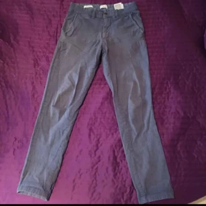 Jack & Jones - Snygga byxor från Jack & Jones i ekologisk bomull. De har en normal passform med knappar och dragkedja. Perfekta för en stilren look. Slim