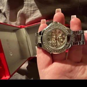 Guess klocka - Batteriet behöver bytas annars är den i bra skick finns även boxen till den