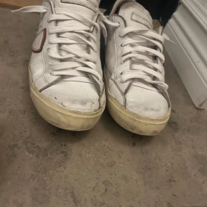 Philippe moddel  - Säljer dessa sjukt feta Moddels, skick 7/10 då de har använts sparsamt och crease syns.  slitningarna är original men finns dock två,tre färgsläpp på Skorna. Gul sula är även orginal. Har tyvär tappat bort lådan, men har order bekräftelse från phillemodddel.                                                       Orginal pris 3400 på moddels egna hemsida.        Med tanke på skicket osv mitt pris:600:-                 Bara att höra av sig vi frågor! Mvh,  Wilhelm