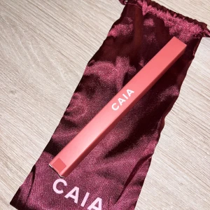 NY CAIA läppenna - Ny CAIA läppenna i färgen frozen berry. exklusiv för julkalendern 🎅🏼 endast öppnat och kollat på färgen med ett litet streck på handen, den är alltså aldrig använd eller testad. Perfekt julklapp! 🎅🏼❤️