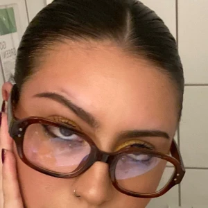 Vinröda glasögon med fyrkantig form - Snygga vinröda glasögon med en trendig fyrkantig form. Bågarna har en djup vinröd färg och är perfekta för en stilren look. Passar både till vardag och speciella tillfällen. (Ingen styrka). 